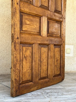 Puerta antigua con cuarterones