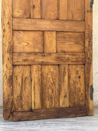 Puerta antigua con cuarterones