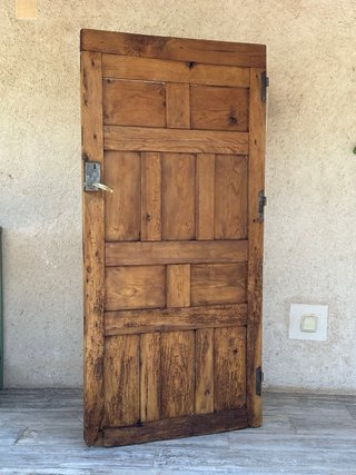 Puerta antigua con cuarterones