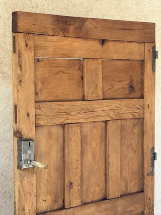 Puerta antigua con cuarterones