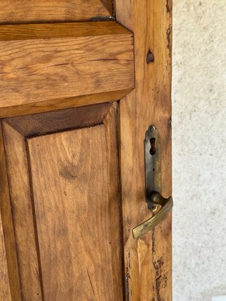 Puerta antigua con cuarterones