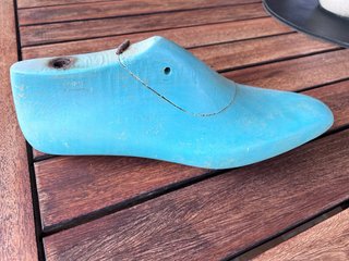 Horma de zapato azul