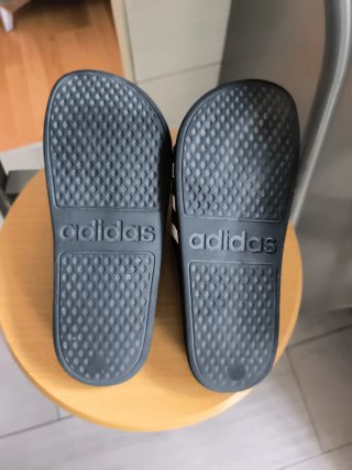 Chanclas Adidas Negras y Blancas