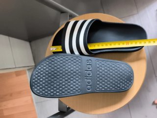 Chanclas Adidas Negras y Blancas