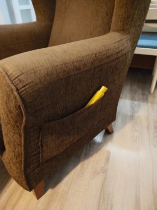 Sillón individual de tela marrón