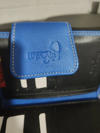 Cartera de piel negra y azul