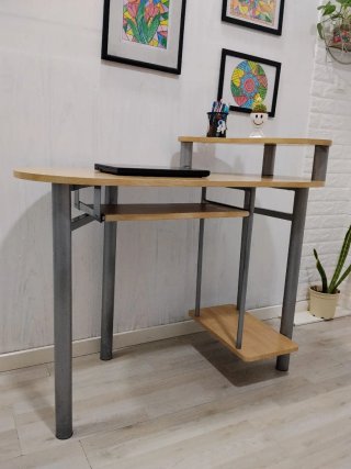 Mesa de escritorio de madera y metal