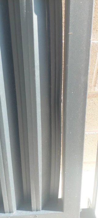 Puerta valla exterior con cerradura