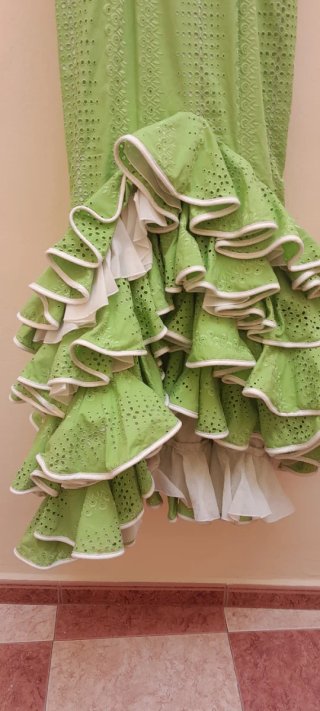 Traje de flamenca verde con volantes