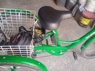 Triciclo verde con cesta