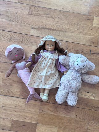 Lote 3 muñecas y peluches