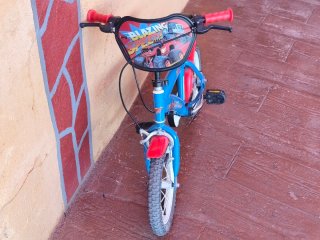 Bicicleta infantil azul y roja