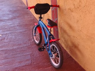 Bicicleta infantil azul y roja