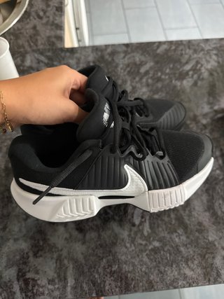 Zapatillas Nike Negras y Blancas Nuevas