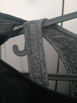 Camiseta deportiva Oysho negra y gris Talla M