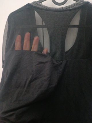 Camiseta deportiva Oysho negra y gris Talla M