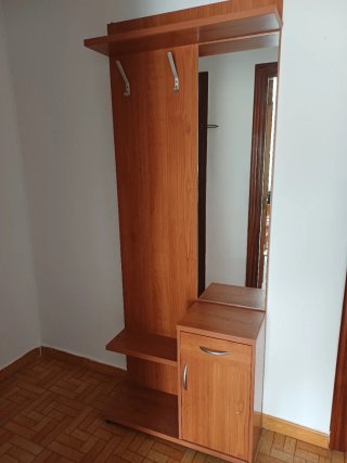 Recibidor de madera con espejo
