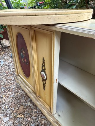 Mueble antiguo con espejo