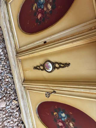 Mueble antiguo con espejo