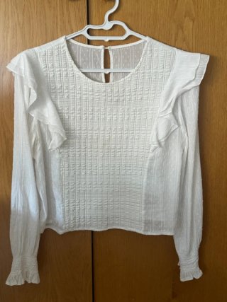 Blusa blanca con volantes y lunares