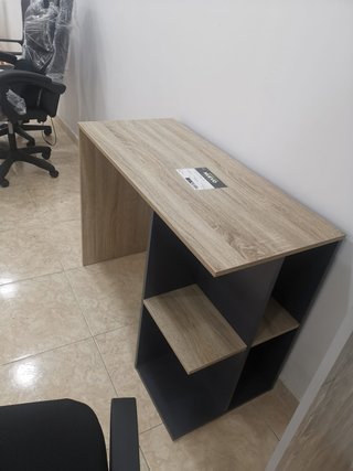 Escritorio de madera color beige