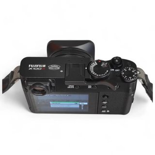 CAMARA DE FOTOS FUJIFILM X100 VI + CABLE DE CARGA ( 472 DISPAROS)