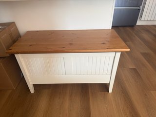 Baúl blanco y madera