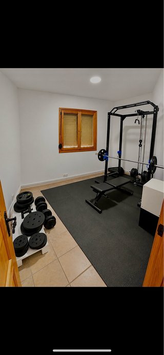 Gimnasio completo: barra, banco y pesas