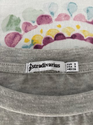 Camiseta gris Stradivarius
