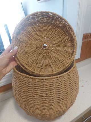 Cesta de mimbre con tapa y hoja