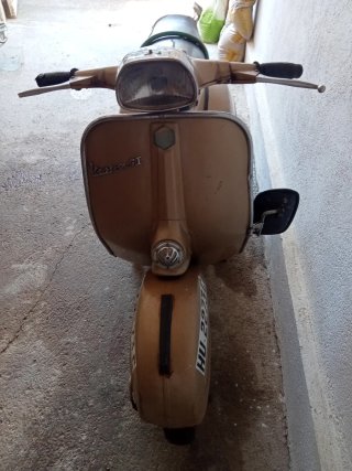 Vespa GT 160 Scooter Dorado