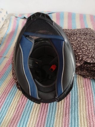 Casco de moto AXXIS negro, precio negociable