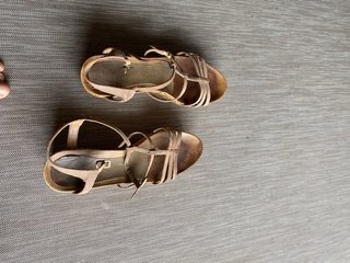 Sandalias cuña cuero natural