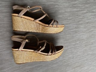 Sandalias cuña cuero natural