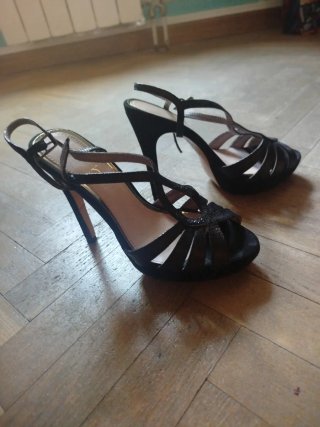 Zapatos de tacón negros de fiesta