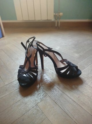 Zapatos de tacón negros de fiesta