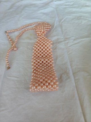 Corbata de perlas rosa y dorada