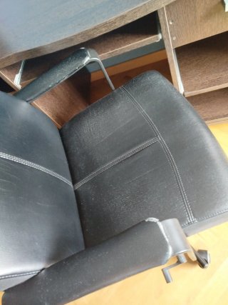 Escritorio de madera marrón