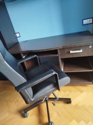 Escritorio de madera marrón