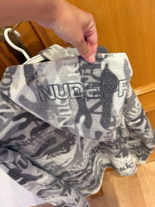 Sudadera Nude Project