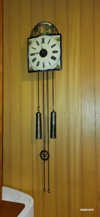 Reloj de pared antiguo con péndulo