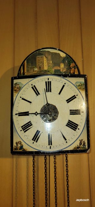 Reloj de pared antiguo con péndulo