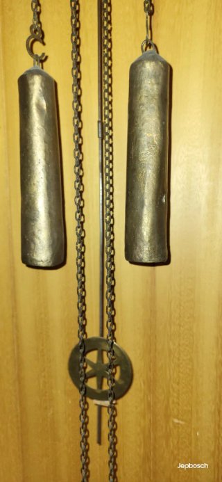 Reloj de pared antiguo con péndulo