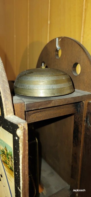 Reloj de pared antiguo con péndulo
