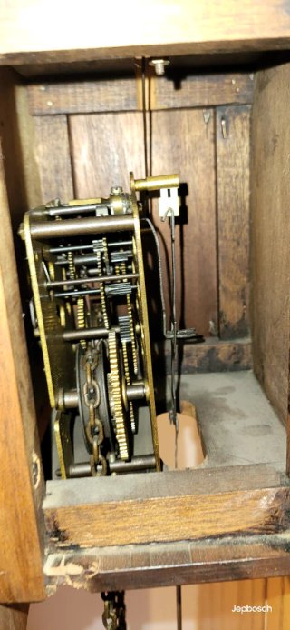 Reloj de pared antiguo con péndulo