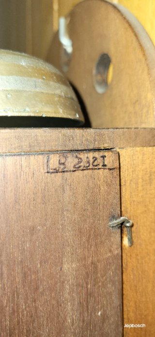 Reloj de pared antiguo con péndulo