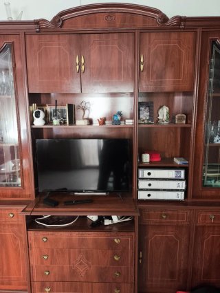 Mueble de salón clásico madera y cristal