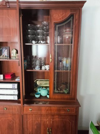 Mueble de salón clásico madera y cristal