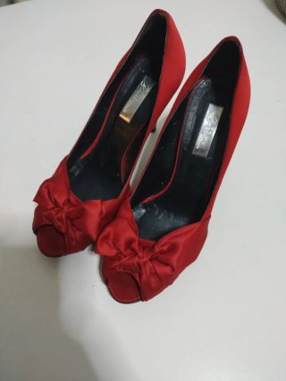 Zapatos rojos tacón lazo peep toe