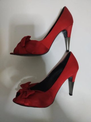 Zapatos rojos tacón lazo peep toe